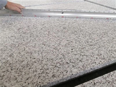 Světle šedé dlaždice